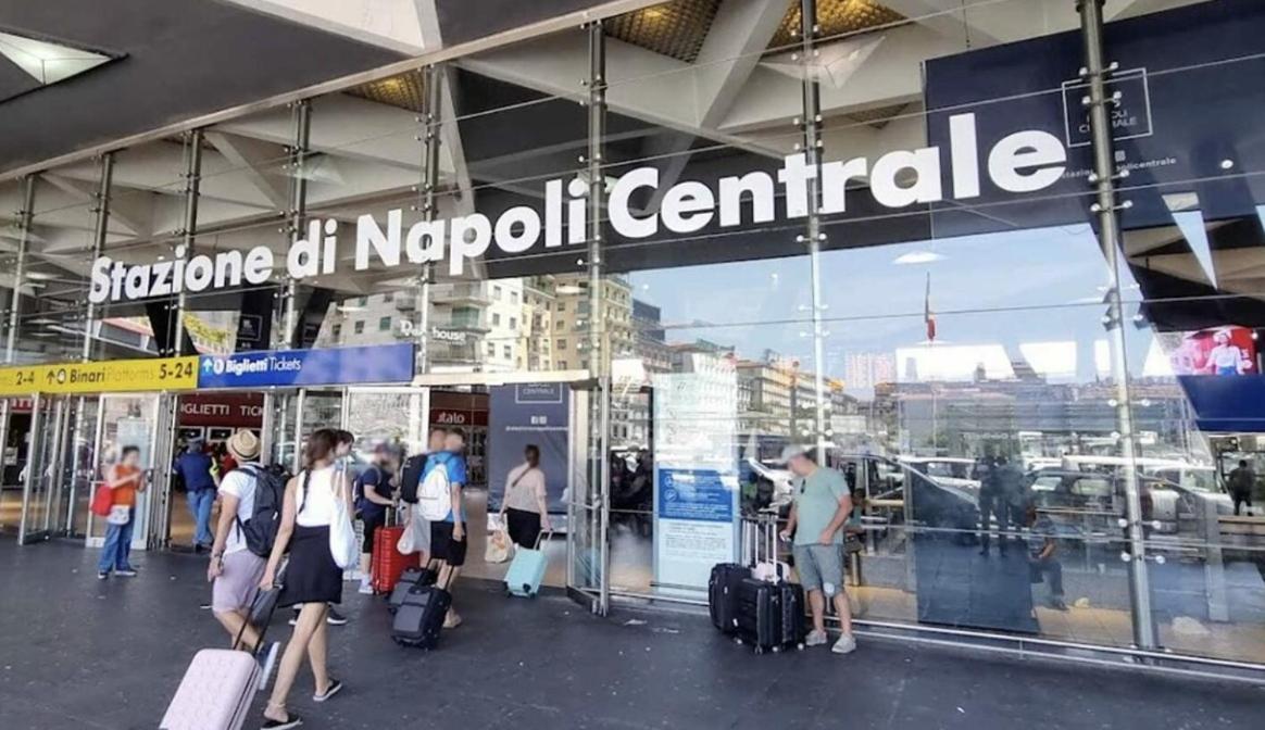 Central Station B&B ナポリ エクステリア 写真